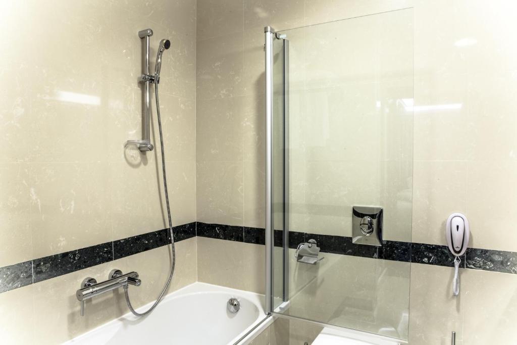 Отель Caspian Riviera Grand Palace Актау Экстерьер фото A shower bath