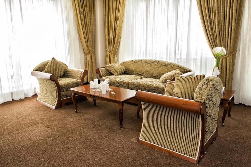 Отель Caspian Riviera Grand Palace Актау Экстерьер фото A living room with carpet flooring