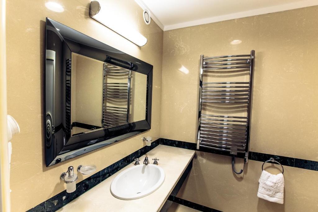 Отель Caspian Riviera Grand Palace Актау Экстерьер фото A heated towel rail