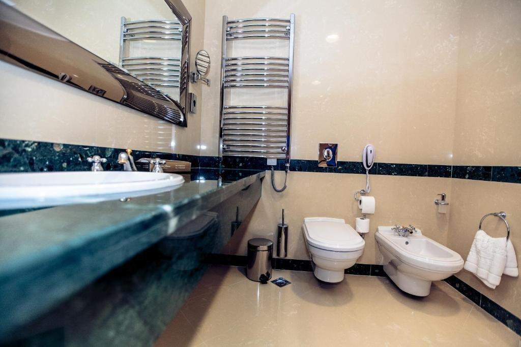 Отель Caspian Riviera Grand Palace Актау Экстерьер фото A modern bathroom