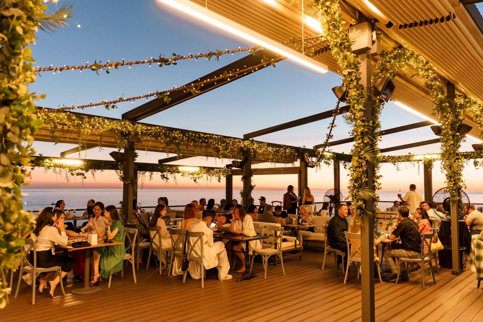 Отель Caspian Riviera Grand Palace Актау Экстерьер фото The Sky Bar