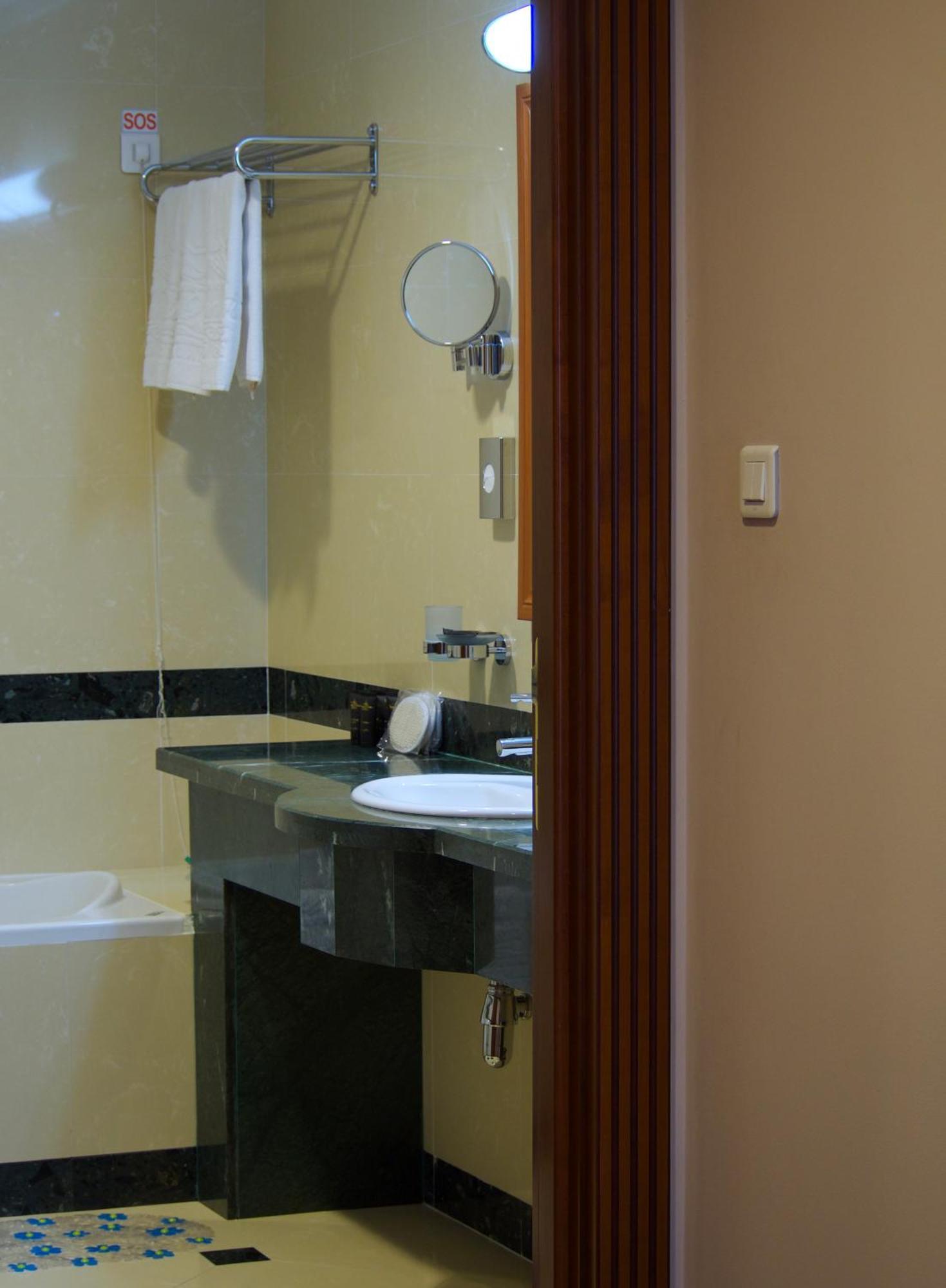 Отель Caspian Riviera Grand Palace Актау Экстерьер фото A bathroom in a hotel
