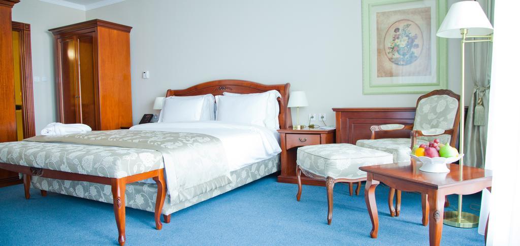 Отель Caspian Riviera Grand Palace Актау Экстерьер фото A bedroom at the hotel