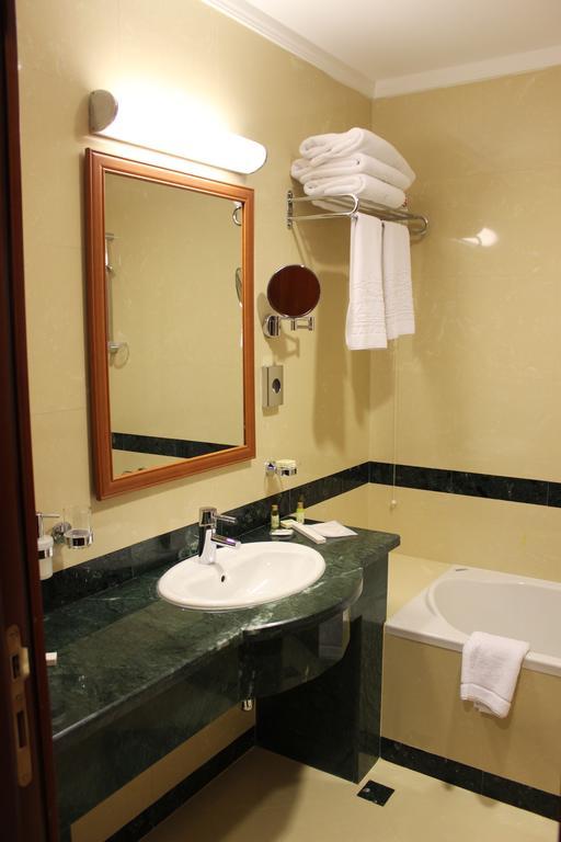 Отель Caspian Riviera Grand Palace Актау Экстерьер фото A bathroom in a hotel